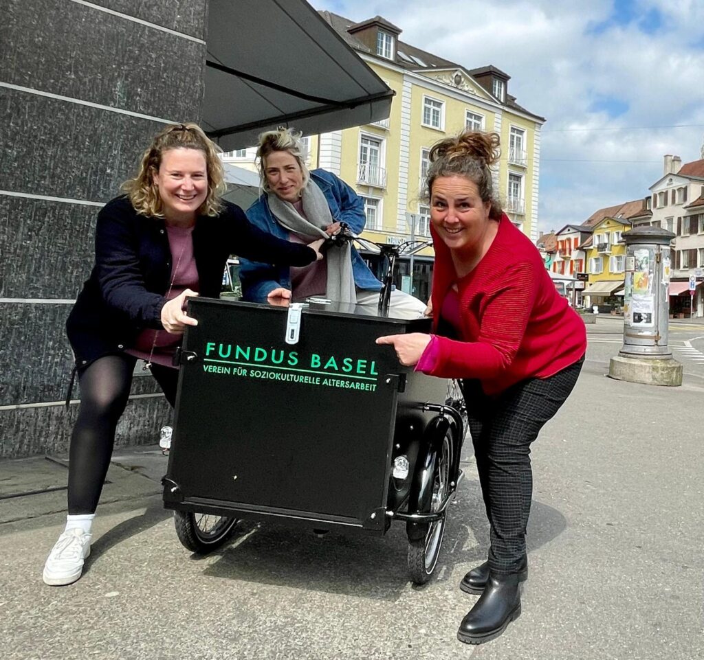 Drei Mitarbeitende mit einem Cargo-Fahrrad des Vereins "Fundus Basel"